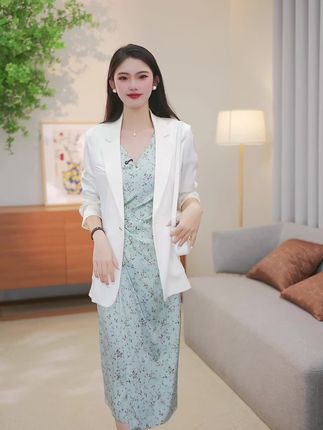 这条直接封神!🔥重磅真丝冰冰凉凉,收腰+开衩把身材曲线拿捏住!穿上就是人间富贵花🌸#显瘦连衣裙 #高级感裙子 #显白穿搭 #氛围感 #温柔风