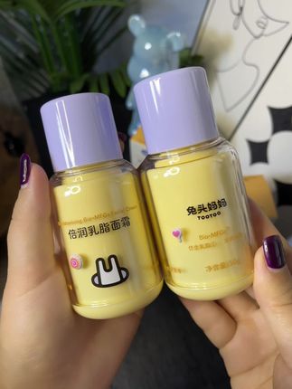 换季了,细心的妈妈早早给娃准备了兔头妈妈倍润乳脂霜,好吸收不闷脸#兔头妈妈倍润乳脂霜 #兔头妈妈 #儿童面霜