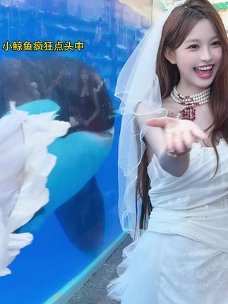 小鲸鱼疯狂点头中~ #二次元 #显眼包都来海洋公园了#全上海的显眼包都来了