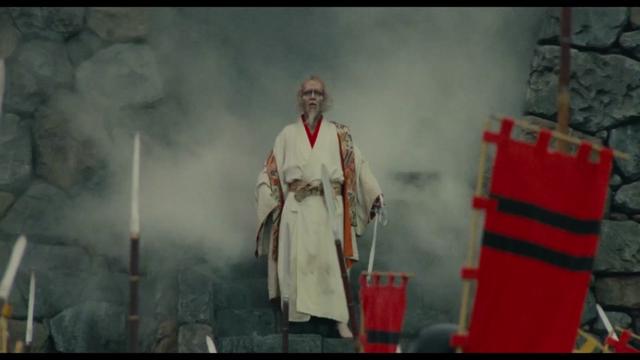 什么是东方美学?日本电影天皇黑泽明之《乱》 #黑泽明 #经典电影推荐
这次咱们聊一聊号称日本电影天皇的黑泽明导演的史诗作品《乱》。影片取材于日本战国时代武将毛利元的故事,结合莎士比亚《李尔王》的故事内核,讲述的却是地地道道的东方故事。从一代枭雄一文字秀虎准备传位给儿子开场,讲述了日本战国时代父子兄弟之间的爱恨情仇。
黑泽明非常擅长展现人性扭曲和宏大历史叙事,金戈铁马气势恢宏,影像也极具东方美学神韵,影响了一代又一代的电影人。让我们一起来鉴赏一下黑泽明的东方美学魅力吧!