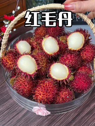 一口爆汁,他真的比车厘子,荔枝还好吃,果肉肥美鲜嫩,晶莹透亮的,吃起来果肉细腻,还有荔枝香,,特别鲜嫩,汁水也超级多,真的超级清爽好吃#太好吃了 #快来一起尝个鲜 #红毛丹 #水果 #好吃到停不下来