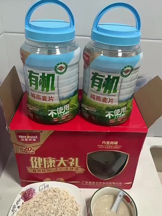 有机纯燕麦片 #有机纯燕麦片推荐 #健康早餐必囤#无添加有机谷物 早上赶时间又怕吃得将就?试试这款有机纯燕麦片!配料表干干净净,只有「有机燕麦粒」,无添加蔗糖、香精和植脂末,老人小孩都能放心吃。  开水或热牛奶焖3分钟就出餐,绵密糯香裹着谷物本味,一口下去饱腹感超足,上班族当早餐不赶趟,健身党当加餐抗饿,宝妈给娃做辅食也省心。每一口都嚼得到完整燕麦颗粒,喝着清甜不腻,把自然的营养揣进日常,这样的健康好物,谁能不爱?#美食分享 #有机纯燕麦片