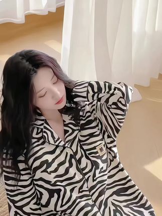 姐妹们,你们见过这种自带胸垫的睡衣吗?平时家里来客人或者跟老人一起住的,穿上它就不用担心走光尴尬了,而且不用穿内衣,睡觉也不会有束缚感,真的太方便了!面料很舒服,上身效果也很不错,宅家穿简直不要太合适,喜欢的朋友赶紧入手吧!#我又心动了 #在家也要美美哒 #强烈推荐 #爱了爱了 #家居服