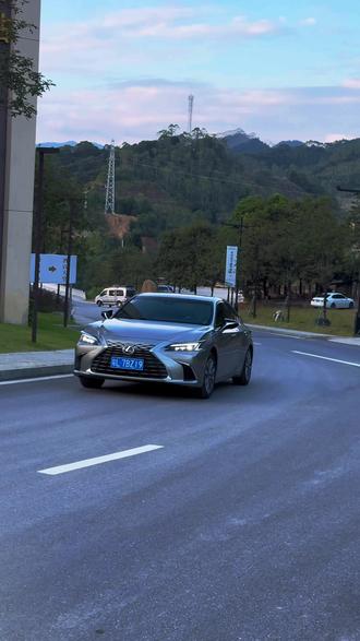 一个男人只对两样东西最冲动 其中一个是车 从小就喜欢,另一个是什么呢!你们来说 #男人的玩具 #聊车说车 #雷克萨斯 #dou是好车