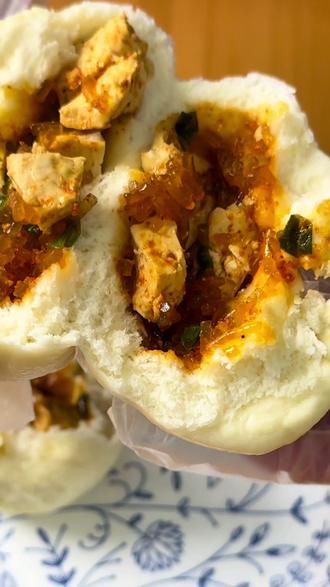 蓬松暄软鲜辣可口的豆腐粉丝包,每一口都跳动在味蕾上#发面包子 #松软美味的包子 #又白又软又蓬松的包子做法 #豆腐粉丝包