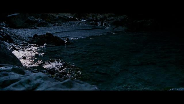 #电影片段分享 #
电影【尼斯湖怪:深水传说】 讲述的是安格斯喜欢浩瀚的大海,却畏惧下水游泳。一天他在海边发现了奇怪的石头。原来这是颗蛋,当一条奇怪的爬行动物出现在安格斯的面前时,他惊讶极了。他为这只小动物改名“克鲁索”,克鲁索即使淘气,却十分听从安格斯的话。安格斯把克鲁索当作自己的朋友,精心照顾,但克鲁索越长越大,他害怕母亲要他放弃克鲁索。这时他们的大房子被军队征用做栖身之地,安格斯便要更加小心了。但还是无法避免的因为克鲁索的淘气发生了许多荒唐事。幸好,安格斯有男佣刘易斯的帮忙,他们把越长越大的克鲁索放进了尼斯湖中。安格斯时时跑去与克鲁索玩耍,首次在克鲁索的带领下潜入了水底。但生活存在着暗涌,当地人开始发现了克鲁索的存在,想借此成名。就连住在安格斯家中的军队,也误以为巨大的克鲁索是敌方的潜艇,对可怜的它发出攻击,安格斯拼命营救。很不错的一部老电影