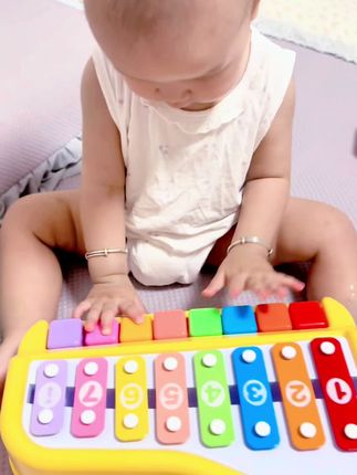 爸爸买的八音琴太解放双手了,一玩就是大半天 根本不敢打扰#益智玩具 #自己玩的不亦乐乎