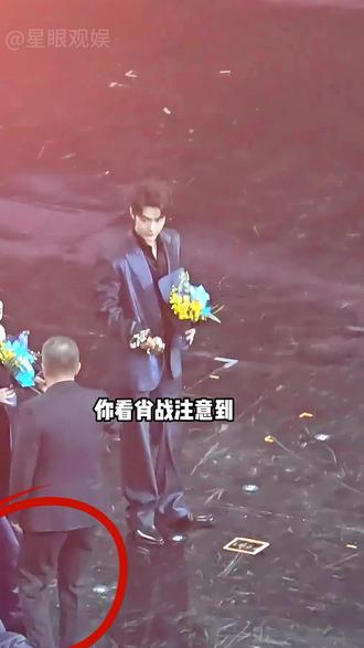 抓拍明星下意识反应暴露真实人品,肖战及时帮杨幂解围,丁禹兮救场宋佳,檀健次手里有活就是少点眼力劲#肖战 #杨幂 #丁禹兮 #影娱热点团 #内容启发搜索