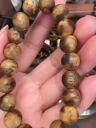 野生奇楠手串,天然香气让你与众不同! 喜欢野生奇楠的跟很多,真正了解的却很少#文玩爱好者 #高端文玩 #文玩手串 #沉香 #沉香手串