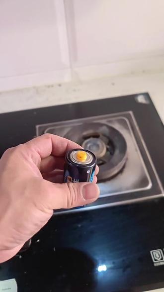 燃气灶点不着火,按开关没反应,换电池一定要注意这一点,小黄帽要拿掉。#燃气灶 #科普 #燃气灶点不着火 #同城推荐