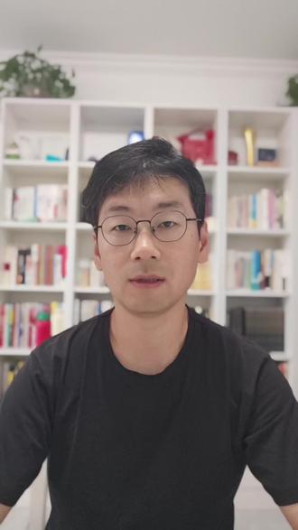 保时捷女销冠成功的 5 点秘诀 第一点:专业到变态,成为人肉说明书。
汽车销售这行良莠不齐,你是不是也遇到过这种销售,问个配置支支吾吾,讲个性能还不如自己查的明白?
但在牟倩文这儿,不存在。10年经验,让她成了行走的保时捷说明书。更厉害的是,她从不背参数,而是把专业知识场景化。
她会对宝妈说:“你看这台卡宴,后备箱能轻松躺下一个婴儿车,旁边还能塞满您刚从山姆扫的货。而且这个儿童座椅接口,单手就能操作。”
更关键的是,专业能换来特权。别人只能给你优惠2个点,她能给到2.5个点。而这个权限,是她用一台台车从业绩里拼出来的!
第二点:定位女性客户,读懂女人心
记住,男人买车买的是数据,女人买车买的是感觉。
牟倩文的客户,70%是女性。她放弃了跟女人讲道理,选择了跟她们共情。
她会观察你。你手机壳是小王子,她就知道你内心柔软;你包里有孩子的芭蕾舞鞋,她就会告诉你:“911的后备箱,能刚好放平一个折叠婴儿车,旁边还能放一双芭蕾舞鞋。”
第三点:提供情绪价值
现在这年头,买东西买的是什么?是开心!服务员一个白眼,再便宜我也不想买了,对不对?
牟倩文是怎么做的:
交车仪式,必须给你配上定制颜色的气球和拍立得相机,再为你剪辑一条提车短视频,让你发朋友圈的时候,面子给得足足的。
客户要是带着孩子来,她早就准备好了卡通贴纸和小零食,让家长能安心看车,孩子也开心。
成年人的安全感,很多时候,就来自于这种被放在心上的感觉。
第四点:玩转私域,把流量变成圈子
牟倩文在抖音、小红书上有8万多粉丝,每个月能稳定贡献超过三分之一的订单!
一个新疆大哥,刷了她半年视频,直接飞到青岛提车。为什么?因为他已经成了牟倩文的铁粉。
但流量只是开始,她真正厉害的,是把客户变成了自己人。
买她的车,拿到的不只是一把钥匙,更是一张进入高端圈层的门票。
她建了一个3000多人的社群,人脉、资源、身份认同,一个不少……这才是她高达45%转介绍率的秘密武器。
第五点:立信,用真诚反套路
她坚持三不原则,不吃饭、不承诺、不套路。
一个客户拿着300万预算来,她竟然劝人家买60万的Macan,理由是更符合您的实际需求。
客户当时就懵了,哪有把钱往外推的销售?但冷静下来后,对她产生了绝对的信任。后来这位客户还介绍了好几个朋友来。
这就是最高级的销售,不求单笔利润最大化,而是追求LTV的最大化。
#保时捷销冠