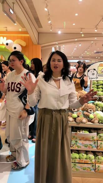名创优品5月1号盛大开业了 地址就在三亚大菠萝一号港湾城店#名创优品店铺 #可爱小鸡毛绒玩具 #超级名创#名创优品#购物