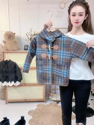 天气渐凉,快给孩子安排上这件女童加绒连帽格子大衣吧!它采用时尚大方的格纹设计,穿上特别好看,而且里面还是加绒的,保暖性超棒,冬天穿出去骑车也不会冷。#只做高品质 #谁穿谁好看系列 #高品质童装 #爱了爱了 #儿童服装搭配
