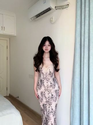 女人最大的败笔就是自己明明很好看 也会觉得自己不够漂亮#今日穿搭 #吊带连衣裙 #名媛气质