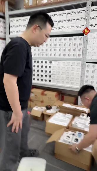 小米Buds5半入耳式蓝牙耳机,主打无损音质与舒适佩戴,融合独立录音、低延迟、长续航等多元实用功能,采用人体仿生曲率设计,适配日常通勤、办公会议、游戏娱乐、运动健身等多元场景,兼顾音质体验与使用便捷性,既是高品质音频设备,也是日常出行的实用助手。
佩戴体验全面升级,单耳仅重4.2g,采用贴合人耳的半入耳形态,人体工学设计精准贴合耳廓轮廓,久戴不闷汗、不压耳,实现无感佩戴体验,适配不同耳型人群,日常长时间佩戴也无负担。充电仓采用上半部分NCL鎏金亮边、下半部分磨砂工艺设计,握感舒适且防刮防指纹,正面配备呼吸灯,充电状态清晰可见,兼顾颜值与实用性。#小米Buds5耳机#小米半入耳蓝牙耳机#高通全链路无损#小米无损音质#哈曼联合调音