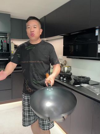 这口铁锅,它不仅颜值高,而且非常耐用,采用了先进的窒化渗氮技术,能做到O涂层防锈,煎炸炖煮样样都行,还不挑炉灶,无论是燃气灶还是电磁炉都能用#铁锅 #厨房好物