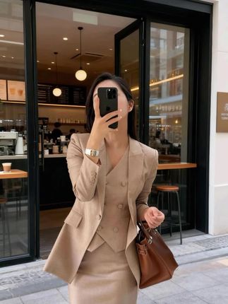 #孟子义芭比粉版莎士比哑#流光机能风穿搭太有生命力了#秋季清冷感白月光穿搭#琥珀流光风外套太适合秋天了 @DOU+小助手 @DOU+上热门