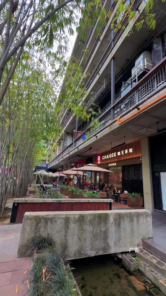 宝子们!晚上想喝茶姬别犹豫~轻因系列天然低咖啡因,喝着完全没负担!云游栖梦茉莉混黑加仑超清甜,四款随便选,小程序下单自取还送茶小象夜光贴,夜晚喝杯茶,松弛又浪漫~#321开始想象 #霸王茶姬晚系列 #霸王茶姬四川#霸王茶姬Imagine晚系列 #茶⼩象