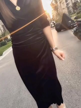 🌿这人其实挺无奈的,追逐的抓不住,抓住的不看重,陪伴的互相猜忌,离开的总惦记,惦记的盼重逢,重逢的叹缘浅,究其一生满是怅惘。#黑色系穿搭 #高级感穿搭 #梨形身材穿搭 #显瘦穿搭 #长裙