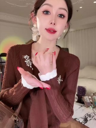 余潇潇【榛果摩卡】山羊绒桑蚕丝混纺拼精致珠饰假俩件披肩系带毛衣#今日穿搭 #爱了爱了 #今日分享 #批肩毛衣