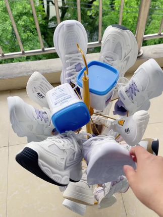孩子白鞋网鞋我就喜欢用洗衣膏来刷洗,多功能洗衣膏可以刷鞋洗衣服还能清洗厨具卫具家里洗洗刷刷都离不开这洗衣膏#洗衣膏#污渍轻松去除 #多功能洗衣膏轻松去污 #清洁膏强力去污