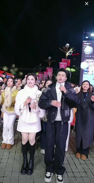 潇朱搭配默契唱得不错好听@阿朱💋3号大型年货节,遵义站 @苏潇潇 — 2月5号年货节