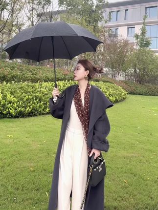 不必追着年轻跑,你当下的样子,就是最好的时光。一件得体的衣裳,一抹恰到好处的妆容,都是对生活最温柔的回应#雨天拍照 #大衣穿搭 #街拍时尚穿搭 #穿搭日记 #风衣外套中长款