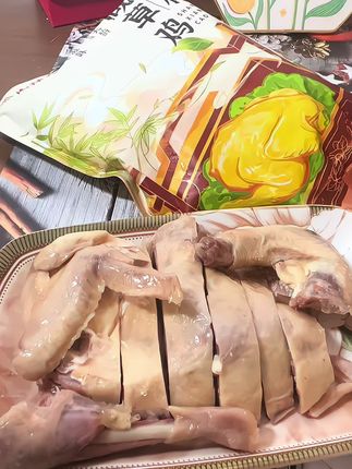 不愧是上海的特色美食山林咸草鸡,皮脆肉嫩,油润鲜香,口感咸淡适中,拿来下酒下饭都特别好吃!#山林咸草鸡 #妈呀太香了 #地方特色美食