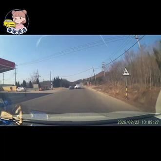 小张张说车|第12期左侧超车被左转车辆撞飞 左侧超车被左转车辆撞飞#安全行驶 #交通安全 #开车 #交通事故 #开车注意安全