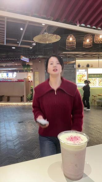 都去喝茶百道新品春日花花酸奶昔#茶百道草莓酸奶昔#茶百道 #茶百道酸奶昔 #比会吃更惠吃