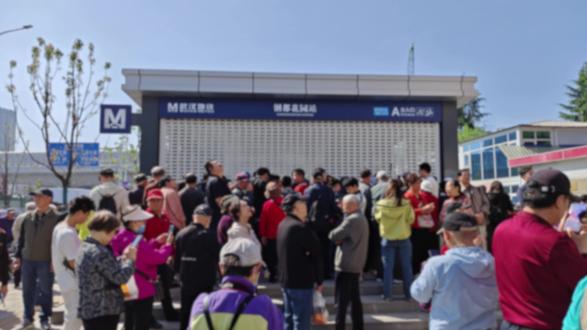 本人的第一个vlog,各位觉得如何啊? 记录地铁12号线开通之日
武汉地铁 12 号线是亚洲最长地铁环线,标志色为扬子蓝,全线长59.9 公里、设37 座地下站,串联武汉 7 个中心城区,双线越长江、跨汉江,同时也是武汉第二条全自动运行线路,于2026 年 5 月 1 日已开通一期工程。本期vlog主要以本人第一视角记录武汉地铁 12 号线首通段开通时的场面,受设备限制,有的地方录的可能不是特别完整,敬请谅解。如果各位觉得还不错的话,可以点赞+关注支持一下吗?
#交通强国铁路先行#铁路#记录真实生活#地铁#vlog日常
