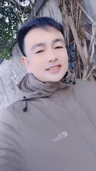 百炼千锤一根针,一颠一倒布上行。眼睛长在屁股上,只认衣冠不认人。