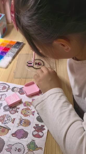 拼豆小猫diy 明天开学际,今晚小女用了一个多小时做拼豆小猫
Diy,从选豆,夹镊,拼排,每一步经心操作,看似很完美的作品要完成~
在烫熨的过程,用心一点点的操作,看她认真的模样,我想应该是完美的作品吧~~
事与愿违,因烫熨时间太短,揭开时,拼豆撒了一桌……
我好怕她会犯强迫症,或者哭,按照以前应多数会哭~
我不说一句话,静静观察着她,看她遇事的反应~~
她犹豫了一会,想再拼一次,但看看时间,说:“这次最后一步失败了,虽然前面花费了很多时间,还是没完全掌握流程,我已经很历害了,下次掌握好烫熨时间,就成功了。”然后洗澡准备睡觉~
很小的事情,我记录下来,记录她的成长,记录她对自己的肯定,记录她面对失败的一个反应~
希望,她新的一年,新的学期,凡事都一样,不急不躁,面对失败,善于总结,然后依全新的姿态再来~~
这就是在慢慢成长!🌹🌹
晚安😴😴