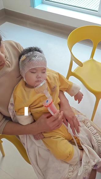 住院六天半,我们终于出院啦,医生嘱咐回家后十天左右,不去店里和人流密集的地方,整体来说,柠檬的第一次住院体验是非常好的,很幸运的认识了好多好朋友,也和表姐从隔壁病房住到了一个病房,互相照应,每天都很开心,但是作为新手妈妈,生活又扎扎实实给我上了一课,中阳的宝妈们,孩子不舒服外面吃药反反复复或者不管用,还是要去县医院,医生很专业,仪器很专业,护士也很专业的#柠檬小盆友 #支气管肺炎 #宝宝住院 #带娃日常