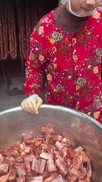 #美食推荐官上热门 #我的乡村生活 #乡村美食 排骨香肠,大姑娘小媳妇你会做不?