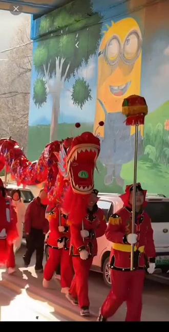 东天山骆驼队是由新疆哈密出发、以骑行骆驼为主要方式的旅游团队,旨在重现古代丝绸之路北道的历史路线。该团队由33峰骆驼、3匹马及20多位队员组成,从哈密巴里坤得胜门出发,沿古丝绸之路北道向东行进,预计于2025年11月底抵达丝绸之路东方起点洛阳1。
其核心特点包括:
1. 文化意义:通过传统骆驼骑行方式,串联起新疆与中原的文化脉络,呼应古代丝绸之路的繁荣1。
2. 历史重现:团队路线设计参考了东汉时期洛阳作为丝绸之路东方起点的历史背景,具有文化教育价值1。
3. 规模与挑战:团队规模较大,需兼顾骆驼照料、长途骑行等复杂后勤,体现了对古代商贸路线的致敬与探索!!!
#记录身边的传统文化 #宣传正能量 热情好客的泾川人民欢迎东天山骆驼队,我们准备好了!!!