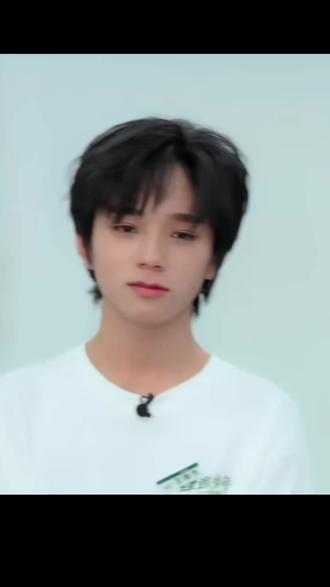 其实橹毛只是想让王橹杰被公司公平对待,让王橹杰受到他应该享受到的一切而已。5h45min破的千万,545=我是我,王橹杰就是王橹杰,王橹杰这人站在这里就会被lumos爱着,lumos爱王橹杰没有任何的前提,只因为王橹杰是王橹杰。王橹杰靠的一直都是他自己,lumos也会一直在王橹杰的身后做他最坚强的后盾,王橹杰再也不会是没人要的小孩。那么,橹杰千万!千万要自由 千万要幸福 千万要被爱#阿杰橹 #橹睫99 #王橹杰