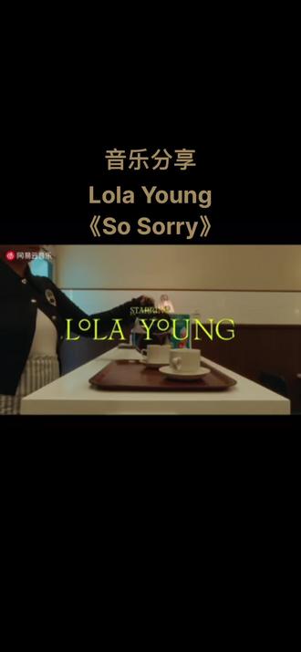 Lola Young是一位英国歌手和词曲作者。
• 个人背景:2001年1月4日出生于伦敦,父亲是牙买加华人,母亲是英国人。在伦敦贝克汉姆地区长大,成长于音乐之家,继父是贝斯手,母亲培养了她的音乐天赋,姑妈朱莉娅·唐纳森是《格鲁法洛》一书的作者,对她的创作发展有影响。
• 音乐经历:六岁开始上钢琴、吉他和歌唱课,11岁对歌曲创作产生热爱。2021年为约翰·刘易斯的圣诞广告《一起在电梦里》做封面报道。2024年歌曲《凌乱》使她一举成名,登上英国单曲排行榜榜首,还出现在创作者Tyler的专辑Chromakopia的歌曲《喜欢他》中。2025年发布新单曲《One Thing》。
• 获得荣誉:获得2021年英国新星奖提名,在BBC 2022年之声大赛中排名第四。2025年,她入围了伊沃·诺韦洛奖的最佳专辑奖,其歌曲《凌乱》也入围了最佳音乐和歌词歌曲奖,同时她还在角逐新星奖。
视频来源:网易云音乐
#音乐分享 #歌单种草计划 #抖音音乐分享人 #欧美音乐 #声音疗愈