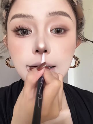 可以爱一辈子的唇线笔,薄唇姐妹还没有它我真的会伤心!打造立体肉感嘟嘟唇,唇欲感立马就来了,跟什么口红颜色都百搭!!#唇妆教程#如何画唇形#新手化妆教程 #唇刷唇线 #美妆