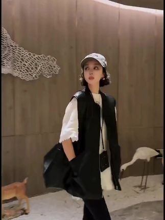 2025春季新款!韩版复古黑色无袖皮衣马甲,显瘦超美! #显瘦女马甲 #复古黑色马甲 #春季新款马甲 #无袖皮衣背心 #韩版皮衣马甲