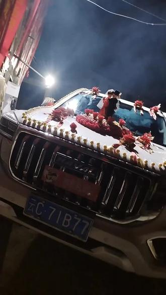 亲爱的新人,恭喜你们喜结连理!愿你们的爱情如初升的朝阳般明媚,如静谧的夜空般深邃。在未来的日子里,相濡以沫,携手同行,共同创造属于你们的美好回忆。祝福你们新婚快乐,白头偕老!