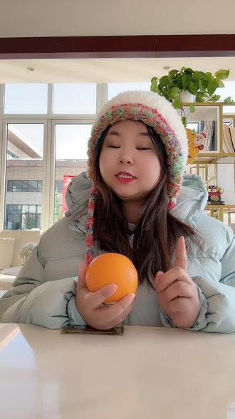 五感法写橙子,高分小练笔 橙子是这个季节常见的水果,酸酸甜甜的味道,深受孩子的喜爱,那么你会描写橙子吗?我们一起用五感法把橙子写生动。
#五感法 ##五感法写作文 #五感法写水果 #写作文的技巧 #作文素材积累