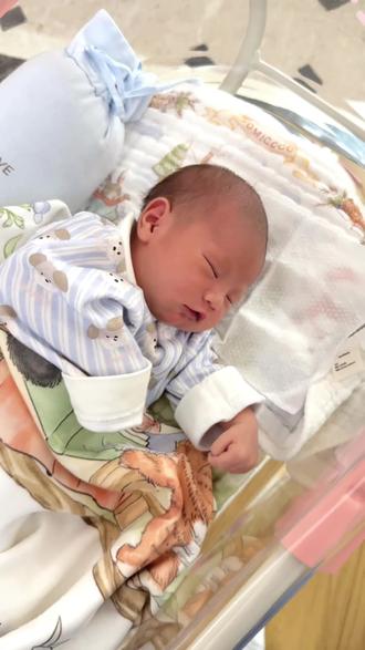 饱饱睡觉的时候总是扭来扭去…是不是小小孩都这样子的?#月子里的宝宝 #今日份小可爱已经上线 #养娃日常