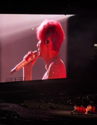 歌颂这种平凡 一两句唱不完
恩重如山 听起来不自然
回头去看
这是说了谢谢
反而才亏欠的情感#李荣浩 #黑马 #爸爸妈妈