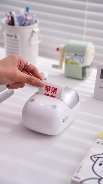 孩子新学期来点不一样的工具 新学期必备!精臣B2Pro标签机,一机搞定所有标记需求。打印课表贴书桌,制作姓名贴防丢失,收纳物品超清晰。小巧便携操作简单,让孩子的学习生活井然有序,开学季必备神器!#标签机 #课表 #开学
