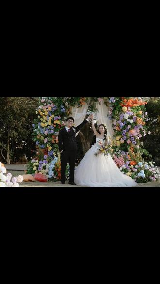 被鲜花堆满的婚礼现场,幸福感爆棚 站在这片绚烂的花墙前,和他举起手的那一刻,突然觉得所有关于婚礼的美好想象,都有了具体的模样。被鲜花和爱意包围的感觉,也太幸福了吧~