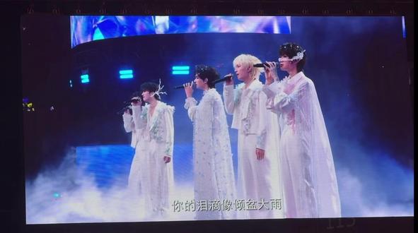 蝴蝶眨几次眼睛才学会飞行,夜空洒满了星星但几颗会落地,我飞行但你坠落之际…这个舞台好像还是精心策划的(前面童哥那里相机翻了没录上所以最开始那部分没有🙏🏻)上一个是碎片版的,这个是(完整版)#黄朔#张子墨#余宇涵#邓佳鑫#童禹坤