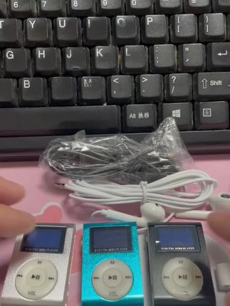 给宝子们推荐一款带屏幕的MP3随身听音乐播放器,可以插入耳机使用,音质和质量有保证,可以找我们的客服下载指定任何歌曲,可以指定下载你想要的歌手,还有各年级的英语听力,另外我们还配送了充电线和OTG、耳机和充电线,支持手机下载自己喜欢的歌曲,现在下单还可以领取我们的优惠卷,优惠多多质量保证,学生可以用来听听英语听力好好学习,还可以听听音乐释放释放压力,快快来选购您心中的好宝贝吧~#数码产品 #好物测评 #数码