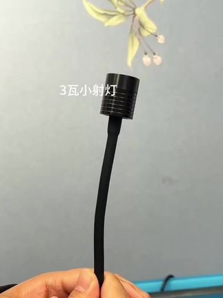 迷你小射灯 还在为鱼缸灯光不够而烦恼?这款水族箱迷你小射灯,绝对是你的救星! 它身材小巧,不占空间,轻松融入各种鱼缸。但别小瞧它,亮度超给力,让鱼儿的色彩更加鲜艳,水草也能茁壮成长。360°可旋转灯头,自由调节角度,想照哪里就照哪里。而且,它的防水性能一流,安全又耐用。 安装超简单,一夹一放就搞定。不管是新手小白还是资深玩家,都能轻松驾驭。有了它,家里的水族箱瞬间变身梦幻海底世界,让你随时享受这独特的美景! #鱼缸里的大自然 #养鱼 #水族 #水族爱好者