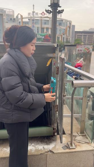 太阳能爆亮投光灯,66颗加大爆亮灯珠,5种灯光模式调节,防雨防水,太阳能充电线两种充电方式,能当充电宝#灯火小院#太阳能灯